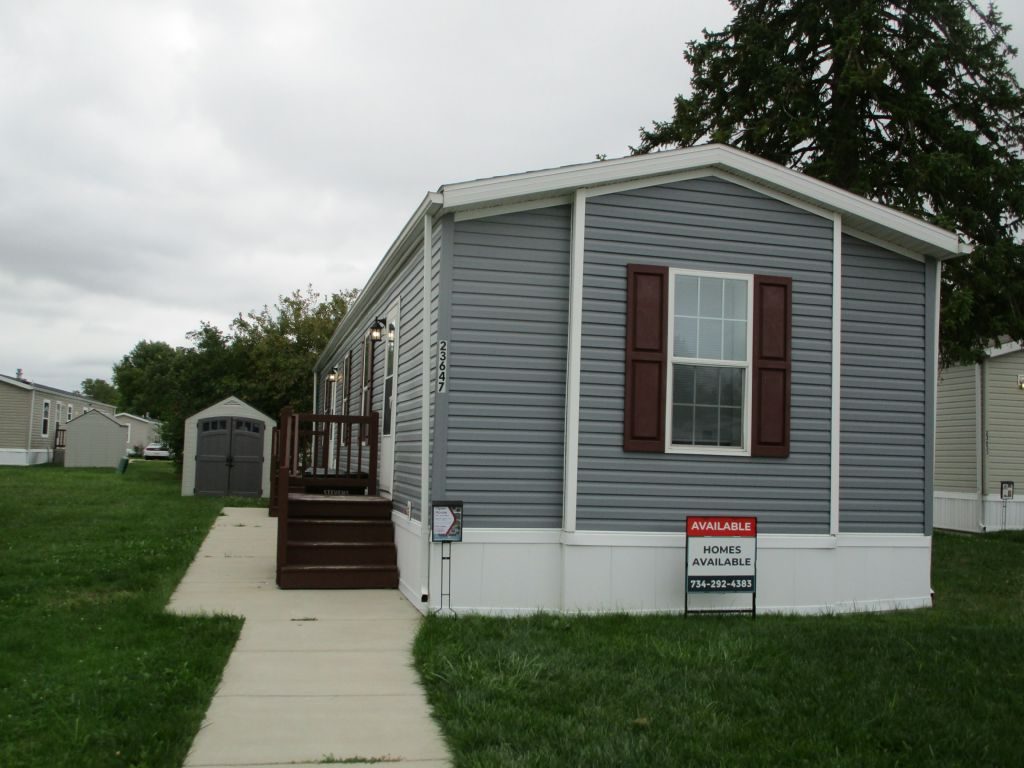 23647 Maple Lane Brownstown, MI 48174