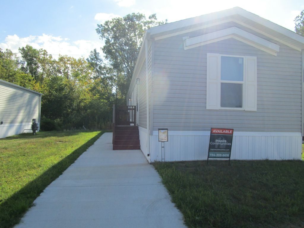 17282 Oak Grove Brownstown, MI 48174