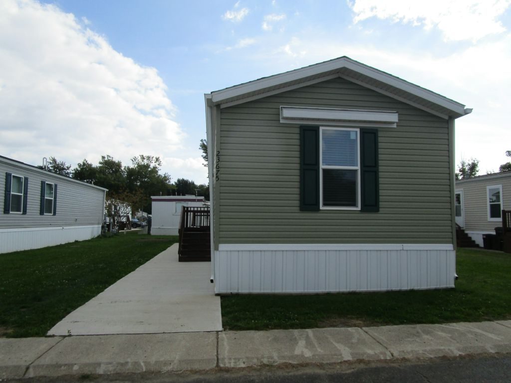 23675 Maple Lane Brownstown, MI 48174