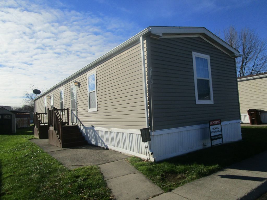 23657 Hickory Lane Brownstown, MI 48174