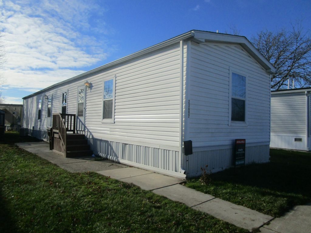 23697 Hickory Lane Brownstown, MI 48174